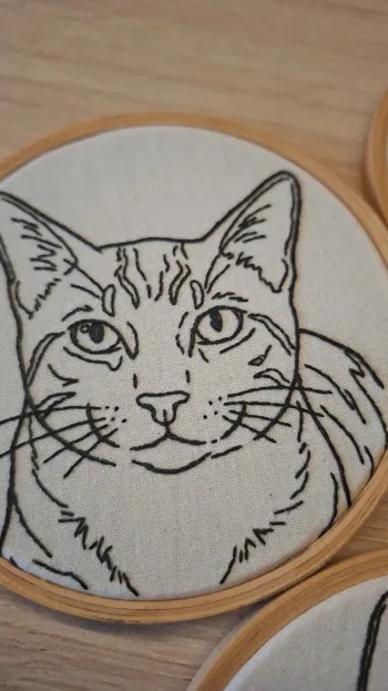 Bordado de gatinho feito por Eduarda Enke com o bordAI
