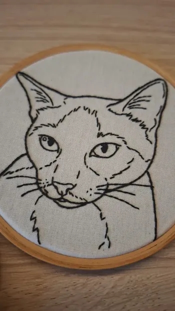 Bordado de gatinho feito por Eduarda Enke com o bordAI