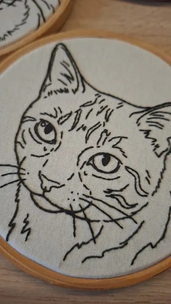 Bordado de gatinho feito por Eduarda Enke com o bordAI