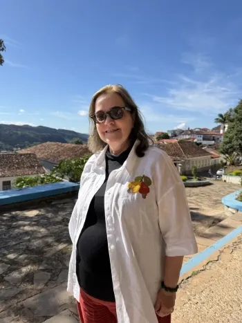 Evelyne Almeida vestindo a camisa que ela bordou com frutas