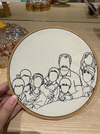 Bordado de retrato de família em bastidor redondo
