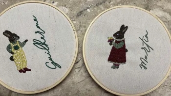 Bordados de coelhos feitos por Gabriela Alves para presentear gêmeos