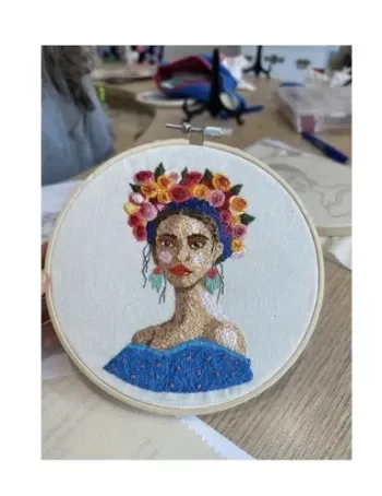 Bordado de uma mulher com coroa de flores colorida