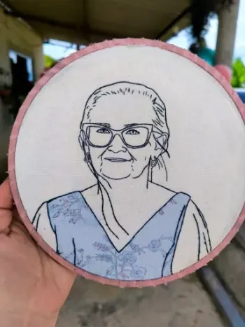 Bordado de contorno de uma senhora de óculos
