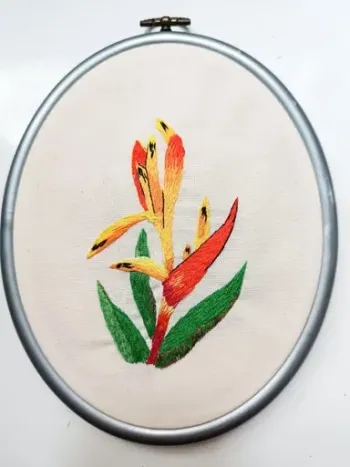 Bordado de uma flor tropical em bastidor oval feito por Verônica Silva